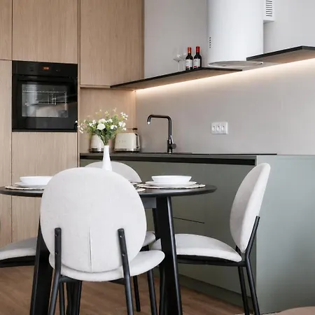 Luxury Infiniti - Free Parking Apartment *