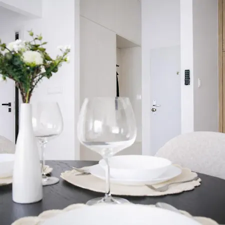 Luxury Infiniti - Free Parking Apartment
