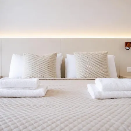 Luxury Infiniti - Free Parking Apartment *